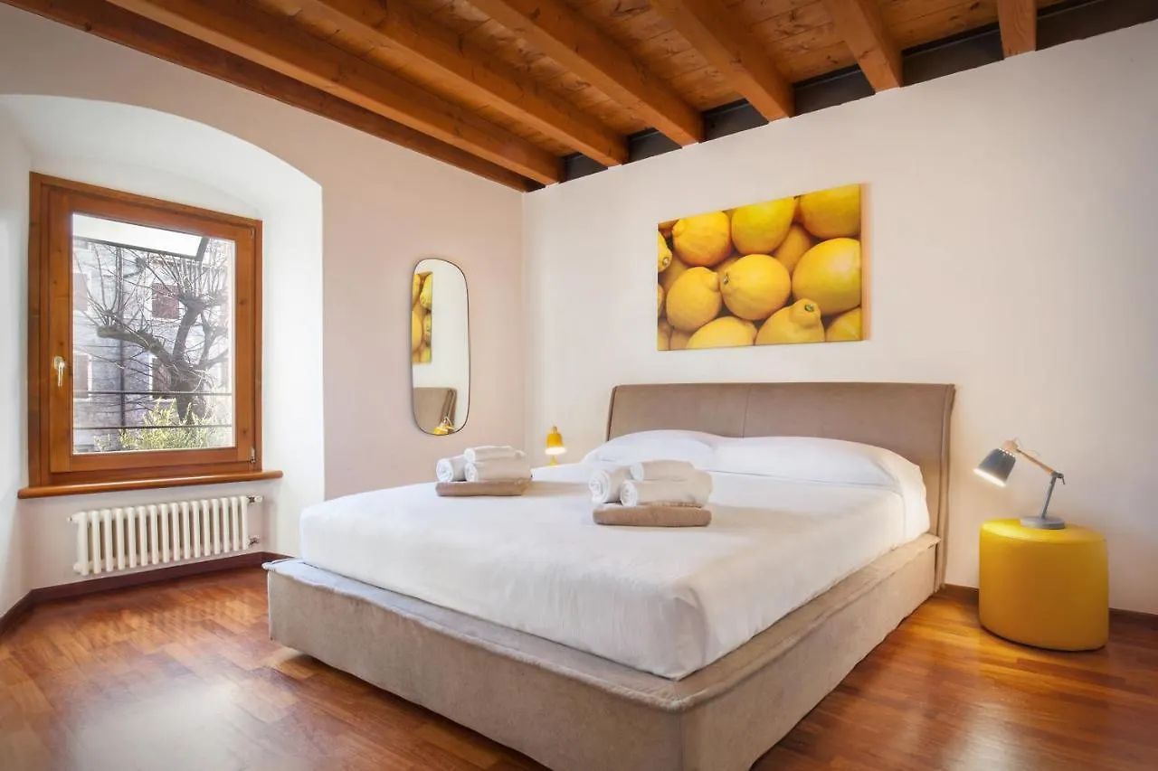 Giallo Limone Apartment With Pool 토리델베나코 0*,  이탈리아